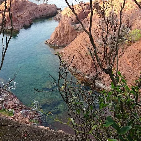 Pieds Dans L'eau A Agay Сен-Рафаель